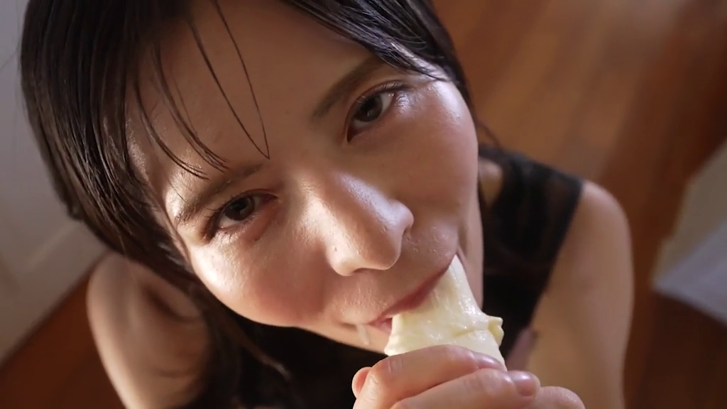 紅羽祐美の疑似フェラチオ画像